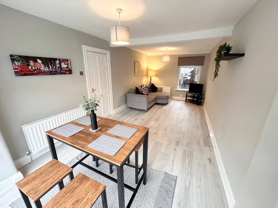 Snug Central Belfast Home, 2 Minutes From Ormeau Park! 外观 照片