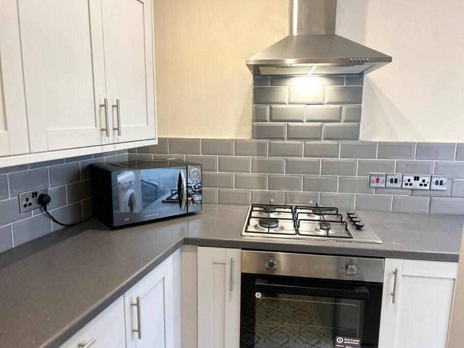 Snug Central Belfast Home, 2 Minutes From Ormeau Park! 外观 照片